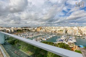 vistas a un puerto con barcos en el agua en Beautiful seafront home with private balcony & BBQ by 360 Estates en Pietà