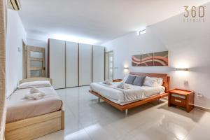 Postel nebo postele na pokoji v ubytování Beautiful seafront home with private balcony & BBQ by 360 Estates