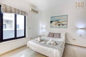 Postel nebo postele na pokoji v ubytování Beautiful seafront home with private balcony & BBQ by 360 Estates