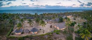 una vista aérea de un complejo con palmeras y el océano en DUNA LODGE en Gudze