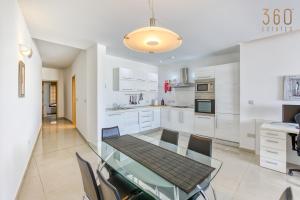 Kitchen o kitchenette sa Beautiful seafront home with private balcony & BBQ by 360 Estates