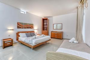 Postel nebo postele na pokoji v ubytování Beautiful seafront home with private balcony & BBQ by 360 Estates