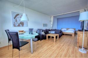 - un salon avec une table et un canapé dans l'établissement Ferienpark - Haus L, App 0L0802, à Heiligenhafen