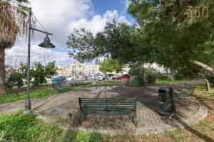 Zahrada ubytování Beautiful seafront home with private balcony & BBQ by 360 Estates