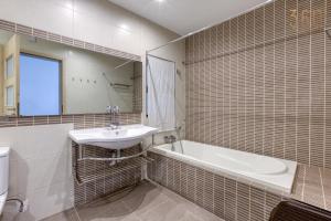 Koupelna v ubytování Beautiful seafront home with private balcony & BBQ by 360 Estates