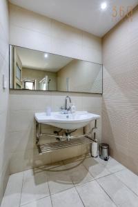 Koupelna v ubytování Beautiful seafront home with private balcony & BBQ by 360 Estates