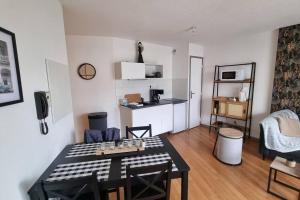 Kuchyň nebo kuchyňský kout v ubytování Appartement avec parking privé + 3 fotografie
