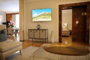 TV i/ili multimedijalni sistem u objektu Hotel Majestic +37 fotografija