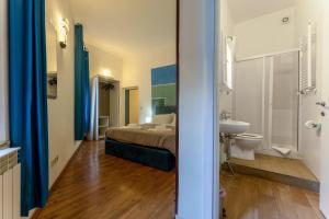 um quarto com uma cama, um lavatório e um WC em Pellegrino 86 apartments - 101 Flat in Rome em Roma