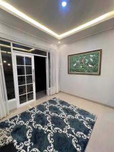 een kamer met een groot tapijt op de vloer bij One Ubud Village in Gunungpicung