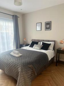 Un dormitorio con una cama grande y una ventana en New build 1 bedroom modern apartment Rickmansworth, en Rickmansworth