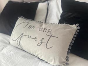 Una almohada con las palabras ser nuestro amigo escrito en ella en New build 1 bedroom modern apartment Rickmansworth, en Rickmansworth