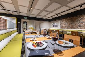 a dining room with a table with glasses of wine at Hotel Cristina in Pas de la Casa