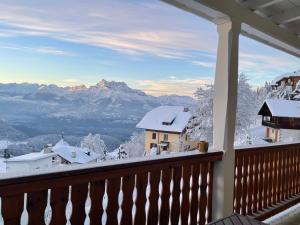 a balcony with a view of a snowy mountain at Charmant appartement au Vagabond in Leysin
