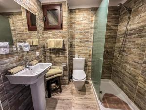 サ・ラピタにあるHostal Ca'n Pepのバスルーム(洗面台、トイレ、シャワー付)