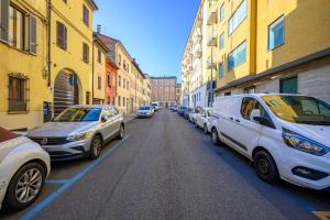 una calle con coches estacionados al costado de la carretera en La casa del Sole en Piacenza