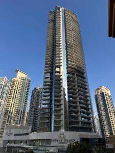 een hoog gebouw midden in een stad bij Amazing Double Room with En-suite, Marina and Sea views with shared kitchen in Dubai