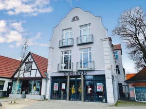 un magasin devant un bâtiment blanc dans l'établissement Ich will ans Meer, à Warnemünde