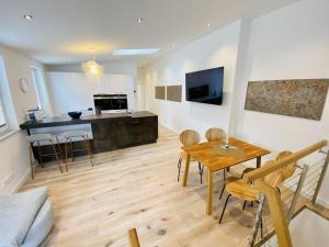 een keuken en een woonkamer met een houten tafel en stoelen bij Ich will ans Meer in Warnemünde