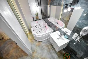 łazienka z umywalką, wanną i toaletą w obiekcie REZYDENCJA ZATOR w Zatorze
