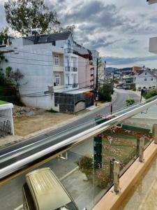 - une vue sur une rue avec un bâtiment et une route dans l'établissement An Nhien Hotel, à Đà Lạt