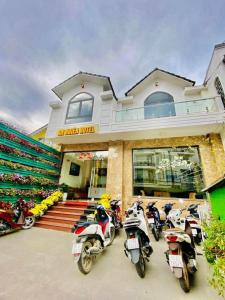 un groupe de motocycles garés devant un bâtiment dans l'établissement An Nhien Hotel, à Đà Lạt