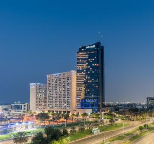 een uitzicht op de skyline van de stad met een hoog gebouw bij Dusit Thani Abu Dhabi in Abu Dhabi