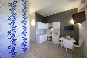 a small kitchen with a table and a table and chairs at Casal Sikelio in Cassibile