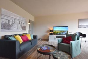 un salon avec un canapé et une télévision dans l'établissement Ferienhaus Barke 17, à Tinnum 24 autres photos