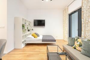 Posedenie v ubytovaní Cozy Studio with Balcony and FREE GARAGE by Noclegi Renters
