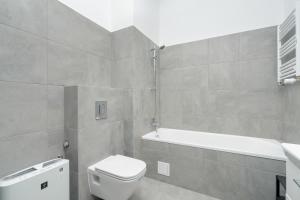 Kúpeľňa v ubytovaní Cozy Studio with Balcony and FREE GARAGE by Noclegi Renters