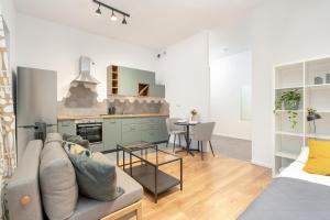 Posedenie v ubytovaní Cozy Studio with Balcony and FREE GARAGE by Noclegi Renters