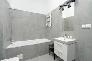Kúpeľňa v ubytovaní Cozy Studio with Balcony and FREE GARAGE by Noclegi Renters