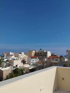 Blick auf eine Stadt vom Dach eines Gebäudes in der Unterkunft Nest & nook in Chios
