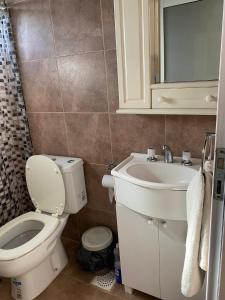 a bathroom with a toilet and a sink at Hospedaje la Maruca in Concordia