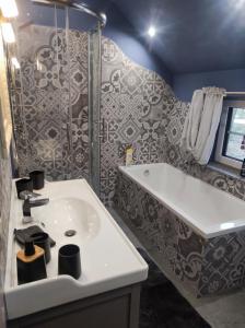 a bathroom with a sink and a shower at Ferienwohnung zum Getreidelager in Schwarzenbach an der Saale