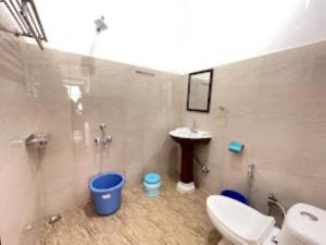 uma casa de banho com um lavatório, um WC e um chuveiro em Green Mountain Homestay Munshyari em Munsyari