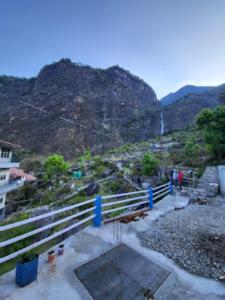 uma vista para uma colina com uma montanha em Green Mountain Homestay Munshyari em Munsyari