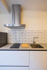 a white kitchen with a sink and a stove at AT Presidente Nº1 apartamento privado completo in Seville