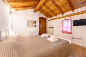 um quarto com uma cama com duas toalhas em Casa Vacanze Villa Lorella em Pontenure