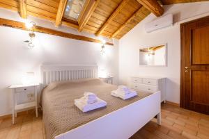 1 dormitorio con 1 cama con 2 toallas en Casa Vacanze Villa Lorella en Pontenure