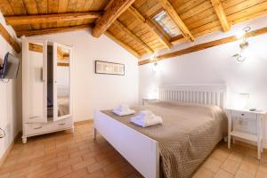1 dormitorio con 1 cama con toallas en Casa Vacanze Villa Lorella, en Pontenure