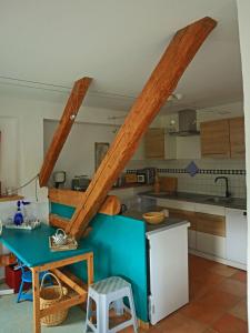 萊內斯塔特的住宿－Ferienwohnung Greiten，厨房配有桌子和木梁