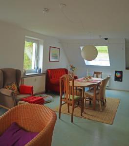 萊內斯塔特的住宿－Ferienwohnung Greiten，客厅配有桌椅和沙发