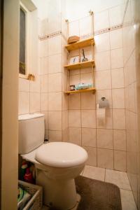 ein Bad mit einem weißen WC in einem Zimmer in der Unterkunft Klidný a útulný byt in Prag