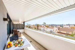 a balcony with a table with food on it at Vivendos Lujoso apartamento de playa in Torremolinos