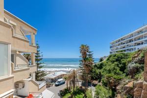 una vista sulla spiaggia dal balcone di un edificio di Vivendos Rocachica Premium frente al Mar a Torremolinos