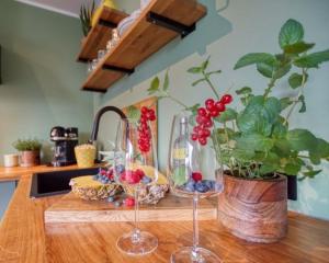 una barra de cocina con dos copas de vino y una planta en Ferienpark - Haus M, App 0MEG08, en Heiligenhafen