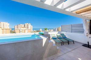 uma piscina no telhado de um edifício em Vivendos - Luxury Duplex with Private pool em Torremolinos