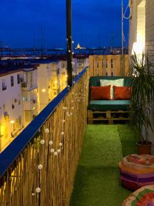 balcón con sofá en el lateral de un edificio en Bonito Apartamento en la Macarena en Sevilla